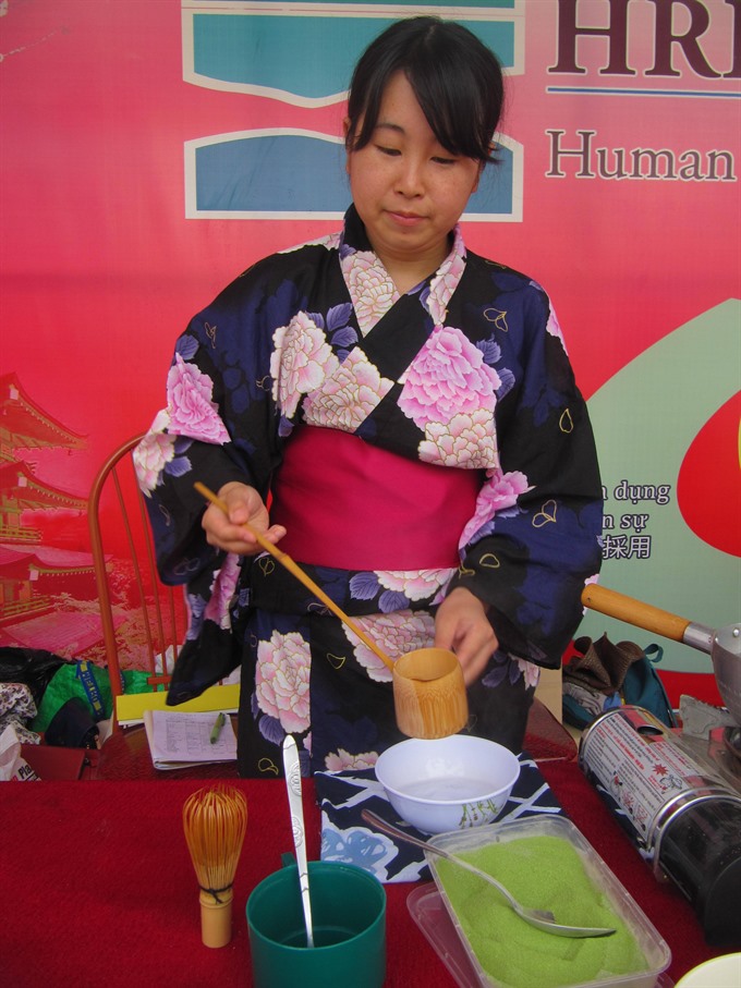 A Japanese expat makes Japanese green tea, matcha, at a fair in Đà Nẵng. — VNS Photo Công Thành Read more at http://vietnamnews.vn/life-style/380011/artists-to-stage-on-viet-nam-japan-culture-exchange-in-da-nang.html#7qSoP8JlBw9pyAbf.99