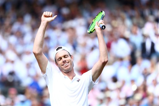 Sam Querrey ăn mừng sau chiến thắng trước Murray ở tứ kết Wimbledon 2017