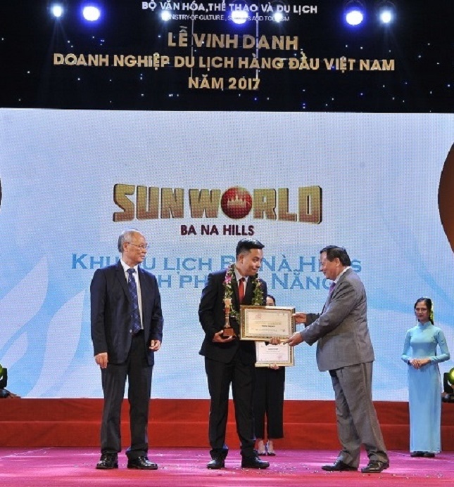 A representative from the Sun World Ba Na Hills Resort receiving the award