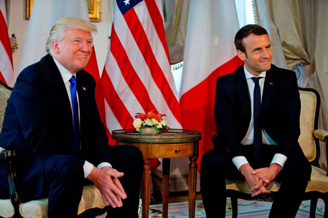 Tổng thống Mỹ Donald Trump (trái) và Tổng thống Pháp Emmanuel Macron gặp gỡ bên lề hội nghị thượng đỉnh NATO hồi tháng 5-2017. 	                                                                  Ảnh: Getty Images