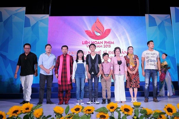 Director Victor Vũ (second from left) and actors in his movie I Saw Yellow Flower in the Green Grass which won the Golden Lotus at the 19 Việt Nam Film Festival 2015. Photo clj.vn Read more at http://vietnamnews.vn/life-style/380070/vn-film-fest-to-award-best-asean-movie.html#kM6rm5ZWbs1oKdzw.99