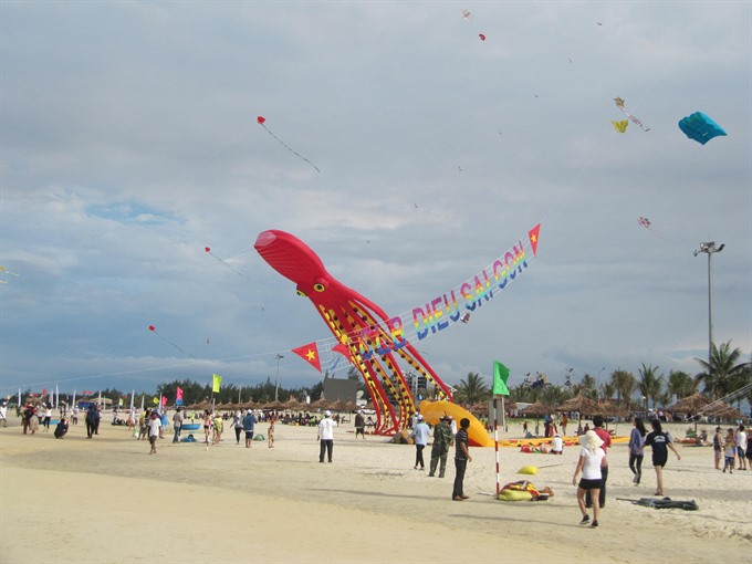 A big kite takes part in an international kite festival on a beach in central Việt Nam. — VNS Photo Công Thành Read more at http://vietnamnews.vn/life-style/380023/my-khe-beach-to-host-kite-festival.html#O2VjcMcdIUBHX6uT.99