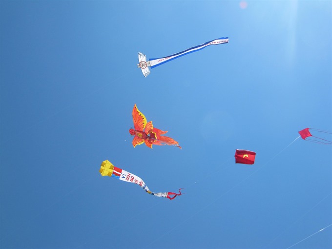 Kites fly in a beach kite festival. Đà Nẵng will host a kite festival on July 15-16. — VNS Photo Công Thành Read more at http://vietnamnews.vn/life-style/380023/my-khe-beach-to-host-kite-festival.html#O2VjcMcdIUBHX6uT.99
