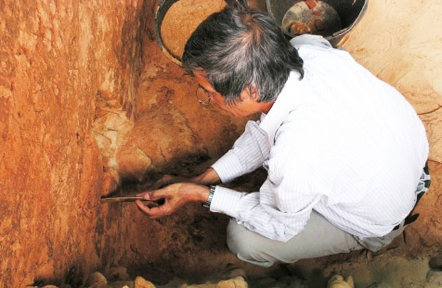 Với ông Nguyễn Chiều (trong ảnh), mỗi hiện vật được phát lộ dưới lòng đất đều chứa đựng những câu chuyện đầy ý nghĩa trong quá khứ.