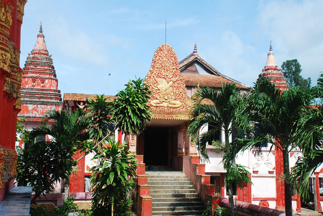 Chùa Ghositaram (còn gọi là chùa Đầu, chùa Cù Lao) được xây dựng từ năm 1860. Chính điện cổ xưa của chùa này đã xuống cấp.