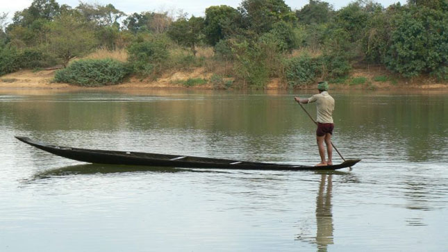 Quá nhiều đập thủy điện là vấn đề nan giải bởi sông ngòi là một trong những nguồn sống chủ yếu của người dân Đông Nam Á. TRONG ẢNH: Một ngư dân trên sông Sesan ở phía đông bắc Campuchia.