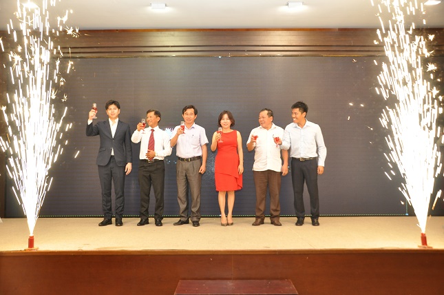 Đại diện Isuzu Việt Nam, Đại lý Isuzu Gelimex Đà Nẵng và khách hàng thân thiết tiến hành nghi thức khui rượu khai tiệc