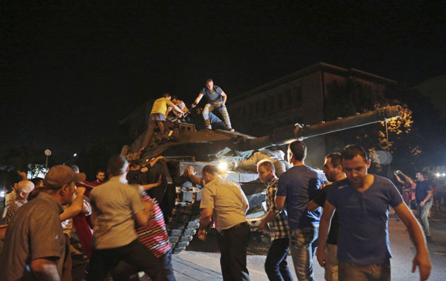 Cảnh hỗn loạn trên đường phố Thổ Nhĩ Kỳ trong đêm 15-7-2016.  	                               Ảnh: AP