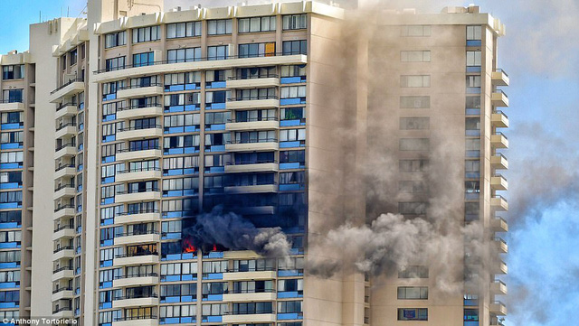 Theo Dailymail, vào 14h20 ngày 14/7 (giờ địa phương), đám cháy bắt đầu bùng lên từ tầng 26 tòa chung cư Marco Polo, Honolulu bang Hawaii, Mỹ, sau đó tiếp tục lan ra tầng 27. Tòa nhà bao gồm 36 tầng, 568 căn hộ và 4 khu thương mại. (Ảnh: Dailymail)
