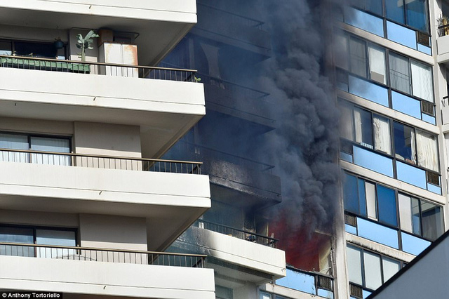 Sau khoảng 2 giờ, ngọn lửa từ cấp báo động 4 đã tăng lên cấp báo động 5 ngọn lửa có vẻ “hung dữ” hơn và dường như có thể lan tới tầng 28. (Ảnh: Dailymail)