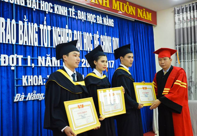 Các du học sinh Lào có thành tích xuất sắc trong học tập, rèn luyện được Trường ĐH Kinh tế trao bằng khen tại lễ tốt nghiệp đại học đợt 1, năm học 2016-2017. (Ảnh do Trường ĐH Kinh tế cung cấp). 