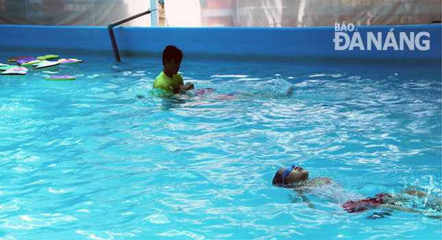 Để bảo đảm an toàn cho trẻ khi học bơi, mỗi giáo viên chỉ nên quản lý từ 5-6 em. 