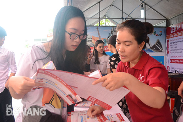Thí sinh tìm hiểu thông tin tại ngày hội tư vấn tuyển sinh do Đại học Đà Nẵng tổ chức.