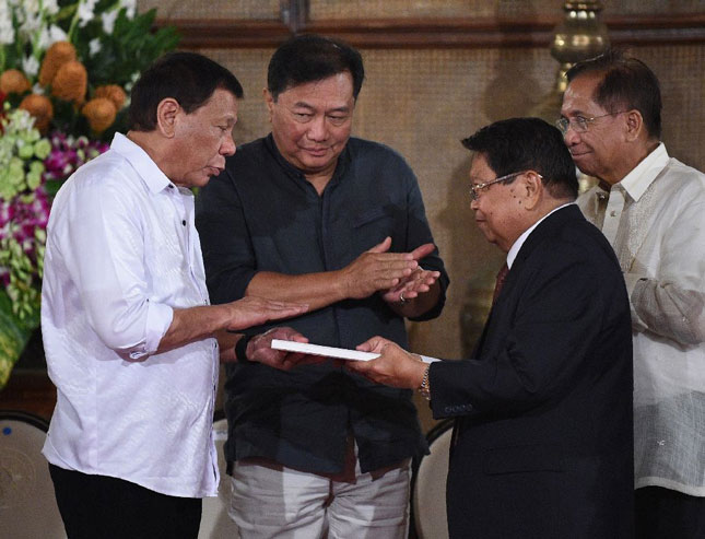 Tổng thống Philippines Rodrigo Duterte (bìa trái) gặp gỡ các nghị sĩ, đề nghị tổ chức phiên họp Quốc hội đặc biệt để xem xét gia hạn thiết quân luật.  Ảnh: AFP