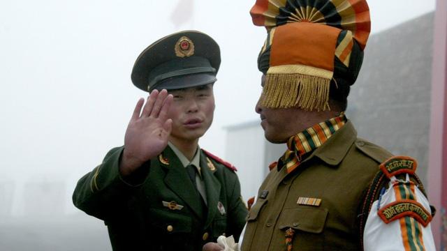 Binh sĩ Trung Quốc (trái) và Ấn Độ ở biên giới giữa 2 nước. (Ảnh: AFP)