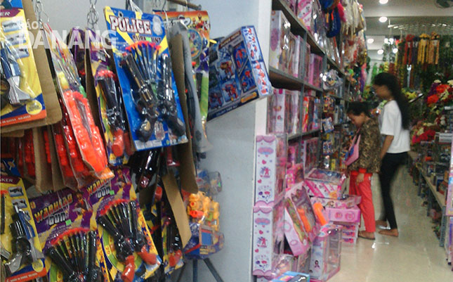 Súng nhựa các loại bày bán tràn lan trong các cửa hàng đồ chơi trẻ em.
