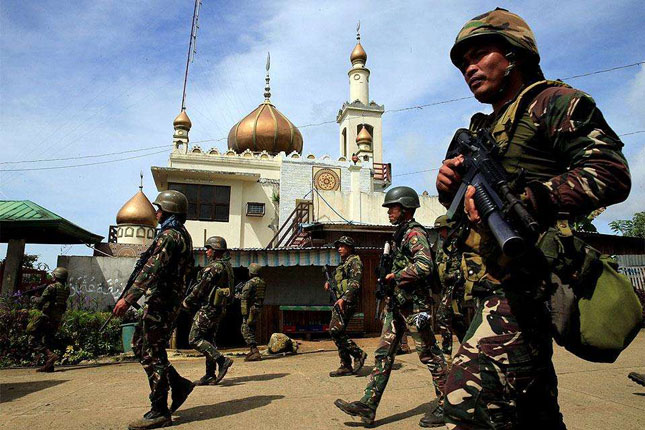 Lực lượng chính phủ tuần tra bên ngoài một ngôi đền ở Marawi.                                   Ảnh: Reuters 