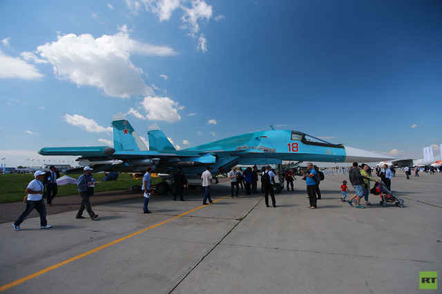 Triển lãm hàng không MAKS lần thứ 13 của Nga năm nay được tổ chức tại thành phố Zhukovsky, ngoại ô Moscow từ ngày 18-23/7. Có 50 quốc gia trên thế giới đã đưa máy bay tham gia triển lãm lần này. Trong ảnh: Máy bay chiến đấu ném bom tầm trung Su-34 của Nga tại triển lãm. (Ảnh: RT)