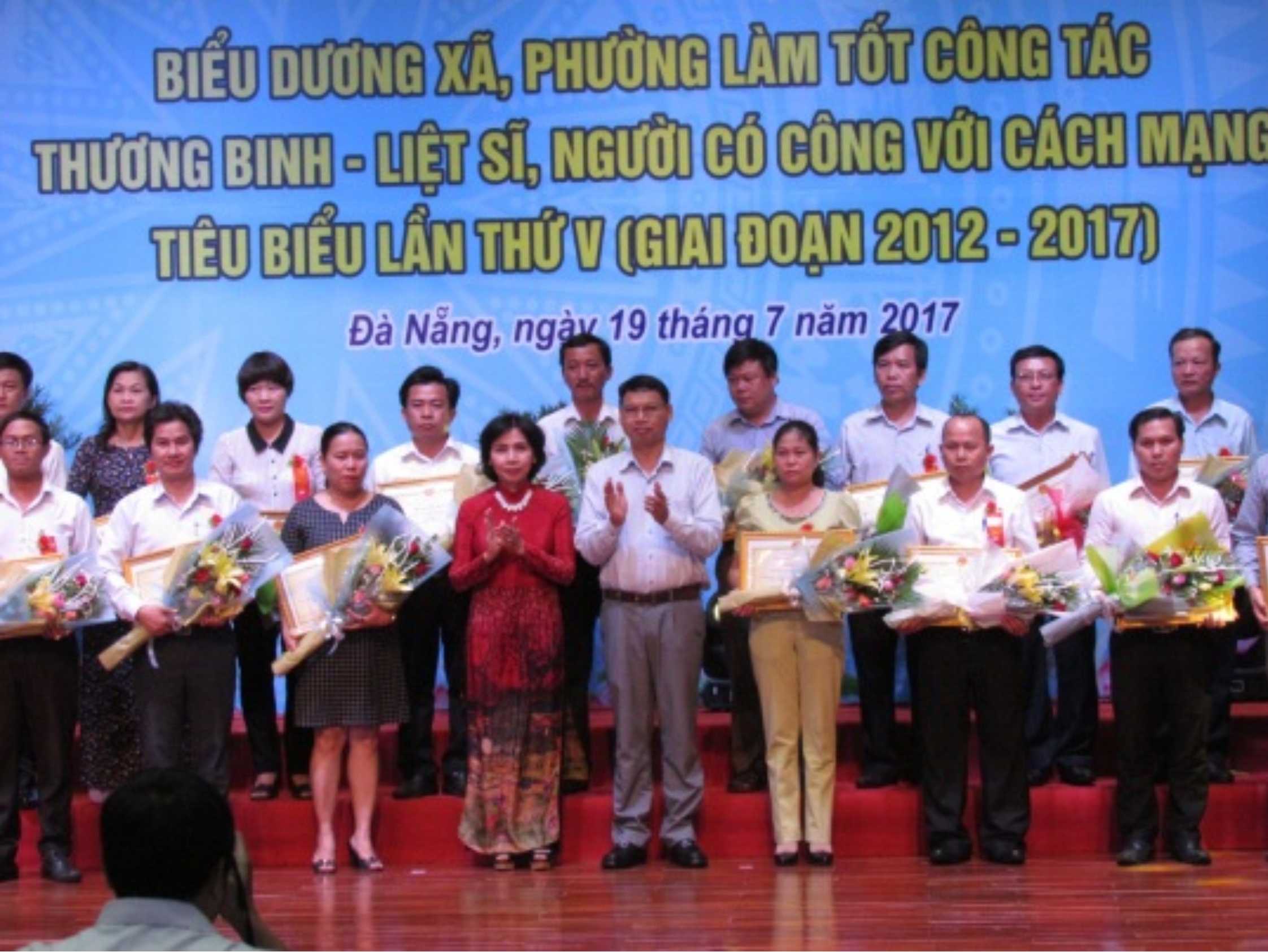 Vice Chairman Minh (front row, 4th right) and the honourees