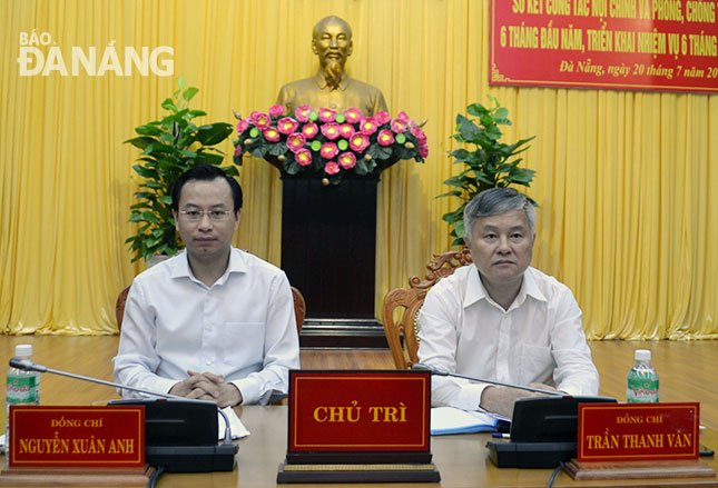 Bí thư Thành ủy, Chủ tịch HĐND thành phố Nguyễn Xuân Anh (bên trái) và Trưởng ban Nội chính Thành ủy Trần Thanh Vân đồng chủ trì hội nghị công tác nội chính 6 tháng đầu năm. Ảnh: VIỆT DŨNG