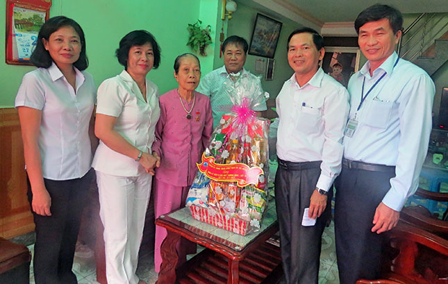 Bà Đặng Thị Kim Liên (thứ hai, từ trái) đến thăm và tặng quà Bà mẹ Việt Nam anh hùng Hứa Thị Bảy trên địa bàn quận Thanh Khê. Ảnh: NGỌC HÀ