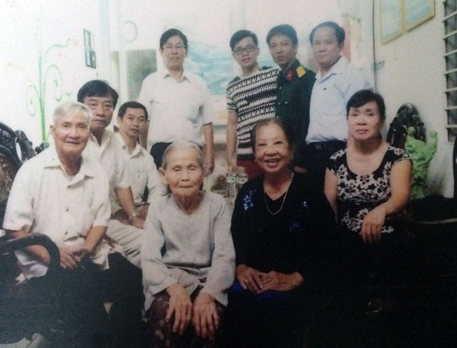 Bà mẹ Việt Nam anh hùng Lê Thị Thời (hàng đầu, bên trái) và CCB Trương Duy Thái (ngoài cùng bên trái, hàng đứng) tại Đà Nẵng (2015). Ảnh: Gia đình cung cấp