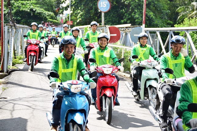 Các thí sinh tại TP. Hồ Chí Minh hào hứng tham gia cuộc thi sau khi đã được các kỹ thuật viên của HEAD hướng dẫn kỹ năng lái xe tiết kiệm nhiên liệu.