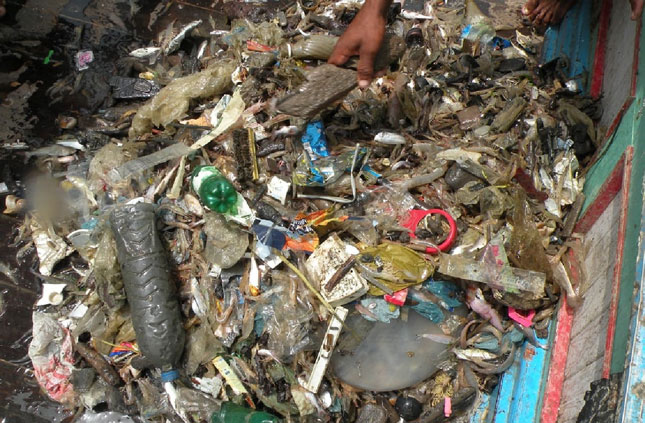 Thành quả của một chuyến đánh bắt tôm của ngư dân Karachi (Pakistan) còn có la liệt vật dụng bằng  nhựa .