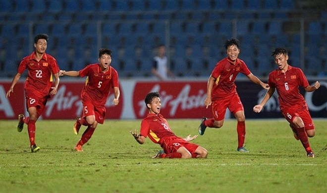 Vietnam's U15 team in the semi-final match against Australia of the ASEAN Football Federation (AFF) U15 Championship at the Chonburi Stadium in Thailand. (Photo: twing.com)