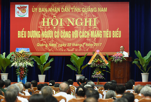Thủ tướng Nguyễn Xuân Phúc, lãnh đạo một số bộ, ngành, địa phương và 400 đại biểu tham dự Hội nghị biểu dương người có công với cách mạng tiêu biểu tỉnh Quảng Nam. Ảnh: VGP/Quang Hiếu