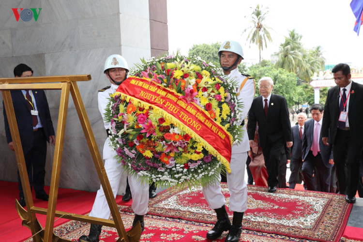 ...dâng hương tại tượng đài cố Quốc vương Norodom Sihanouk 