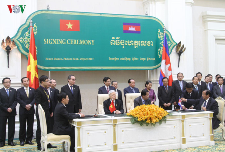Tổng Bí thư Nguyễn Phú Trọng và Thủ tướng Campuchia Hun Sen đã chứng kiến lễ ký Tuyên bố chung về tăng cường quan hệ hữu nghị, hợp tác Việt Nam-Campuchia và các văn bản thỏa thuận hợp tác giữa hai nước.