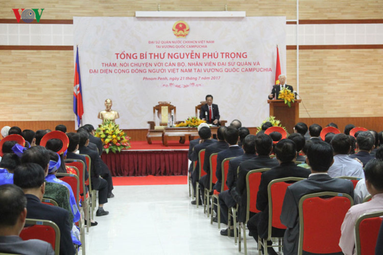 Chiều 21/7, trước khi rời thủ đô Phnom Penh đi thăm thành phố Sihuanoukville, Tổng Bí thư Nguyễn Phú Trọng đã đến thăm, nói chuyện với cán bộ, nhân viên Đại sứ quán và đại diện cộng đồng người Việt Nam tại Vương quốc Campuchia.