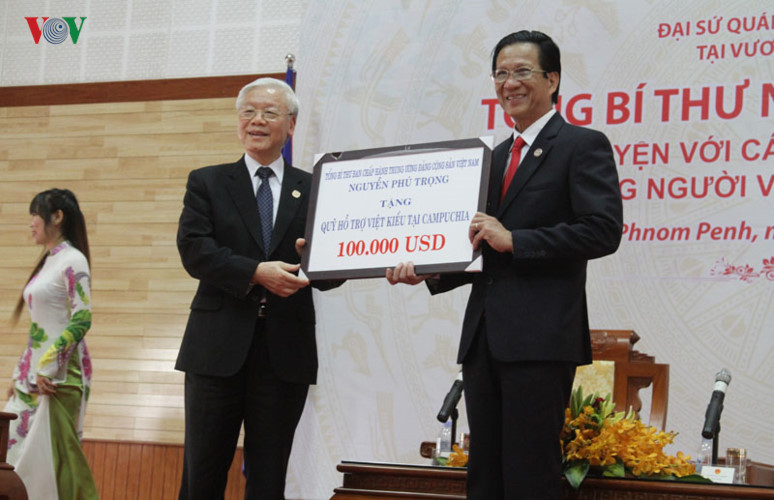 Tổng Bí thư tặng 100.000 USD cho cộng đồng người Việt tại Campuchia.