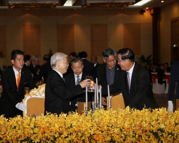 Tối 21/7, tại tỉnh Preah Sihanouk, Chủ tịch Đảng Nhân dân Campuchia (CPP), Thủ tướng Chính phủ Samdech Hun Sen đã tổ chức chiêu đãi trọng thể chào mừng Tổng Bí thư Nguyễn Phú Trọng và Đoàn đại biểu cấp cao Việt Nam. 