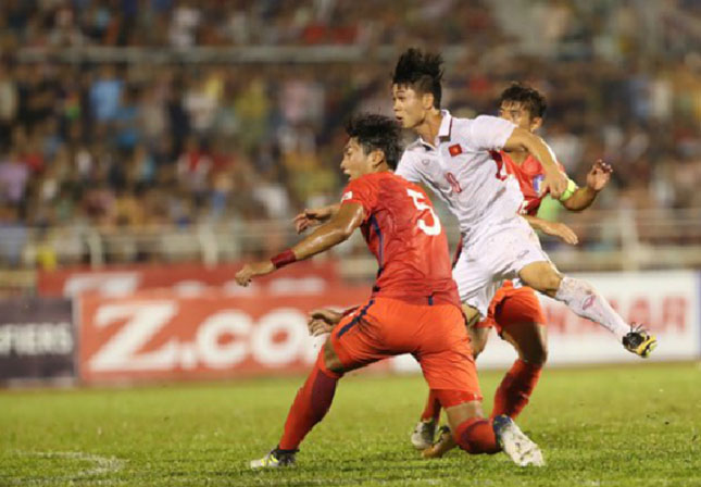 Cú ra chân quyết đoán của Công Phượng (áo trắng) khiến Hàn Quốc thủng lưới lần duy nhất ở vòng loại U23 châu Á.            Ảnh: VnExpress.net