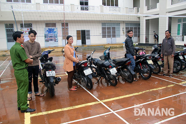 Đội Cảnh sát Hình sự Công an quận Thanh Khê trao trả tang vật là hàng chục xe máy cho các bị hại do nhóm đối tượng mà Lê Đức Anh (trú phường Tam Thuận, quận Thanh Khê) cầm đầu gây ra.