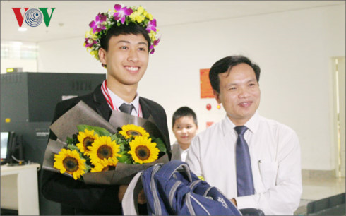 Đại diện Bộ GD-ĐT tặng hoa, chúc mừng em Nguyễn Thế Quỳnh tại sân bay Nội Bài- Hà Nội