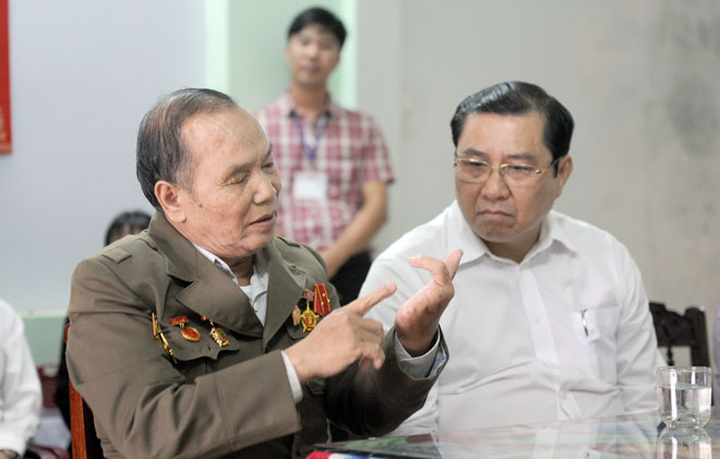 Chairman Tho (right) and war invalid Dang Van Rua