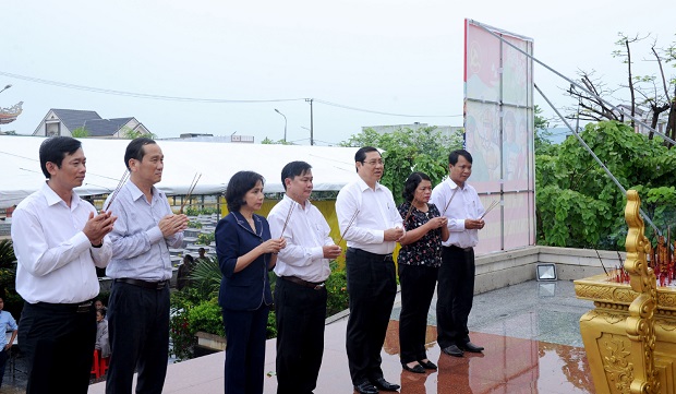 Chairman Tho (3rd, right) and the Department’s leaders offering incense at the Hoa Xuan Ward Martyrs’ Cemetery