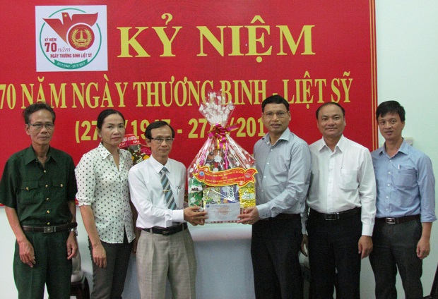Vice Chairman Minh (third right) presenting a gift to the provincial centre