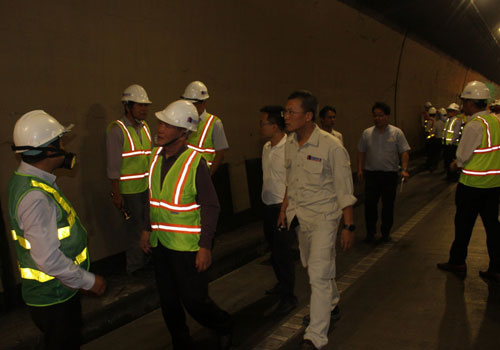 Road authorities inspect cracks in the Hai Van Tunnel. Photo by VnExpress/Xuan Hoa