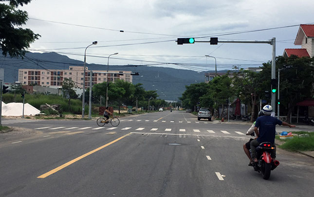 Hệ thống đèn tín hiệu giao thông đã được lắp tại ngã tư Khúc Hạo - Hồ Hán Thương. 