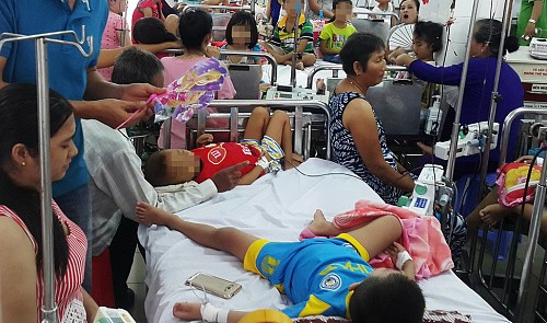 Dengue-infected children are cared for by parents at Children’s Hospital 1 in Ho Chi Minh City. Tuoi Tre