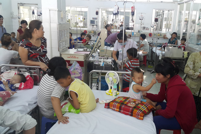 Dengue-infected children are cared for by parents at Children’s Hospital 1 in Ho Chi Minh City. Photo: Tuoi Tre