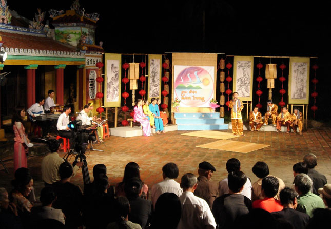 Một tiết mục Hò khoan trong chương trình Giai điệu miền Trung được DVTV ghi hình tại đình làng Túy Loan năm 2008. Ảnh: V.T.L                                                                                    