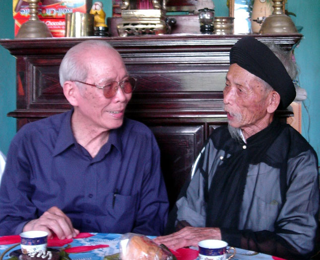 Nhạc sĩ Trần Hồng (trái) trong một lần trao đổi với cố Nghệ nhân Dân gian Nguyễn Châu (Tư Châu) về âm nhạc dân gian. Ảnh: V.P.Q
