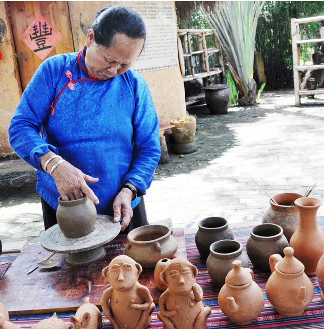 Người dân tộc Lê tự sản xuất các vật dụng bằng gốm dùng trong gia đình. 