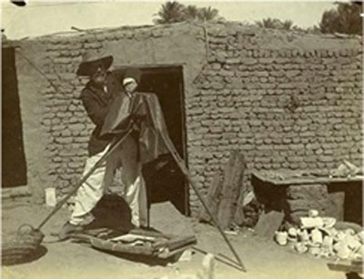 Nhà khảo cổ  Flinders Petrie ghi chép các hiện vật được khai quật  năm 1900 (Bảo tàng Khảo cổ học Ai Cập).