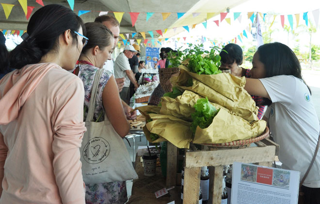 Đông đảo du khách lựa chọn mua sản phẩm sạch tại phiên chợ.
